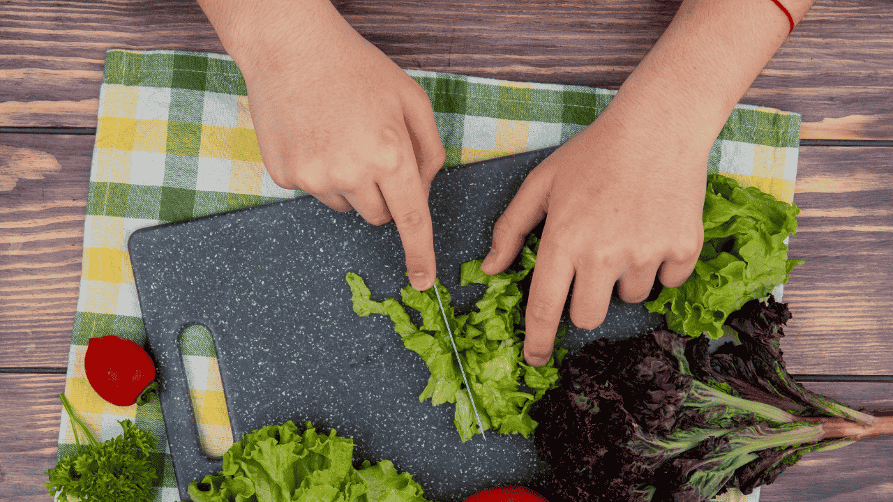 I used to store lettuce with the paper towel method and it wilted fast—now with this trick it lasts over 20 days