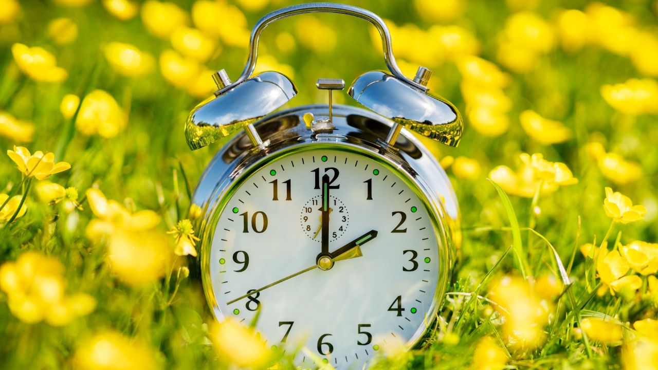 Daylight Saving Time 2025 – Clocks Will Fall Back Sooner This Year